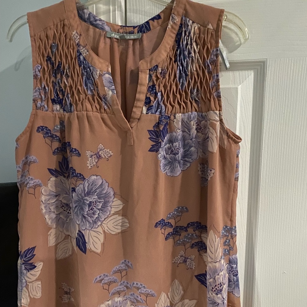 Ladies size medium sleeveless blouse